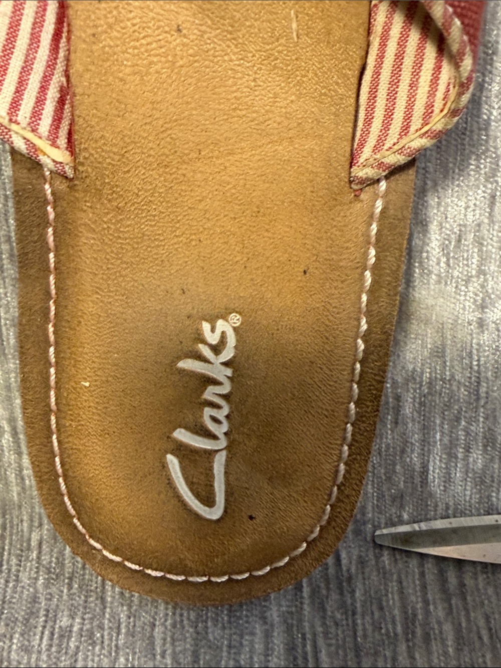 Clarks Women’s Red and White Leather Thong Sandals - Casual Slip-On - Picture 3 of 10
